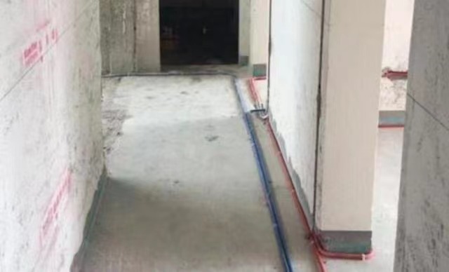 水電管排布引發(fā)分歧，師傅說(shuō)維修方便，業(yè)主卻要推翻重來(lái)